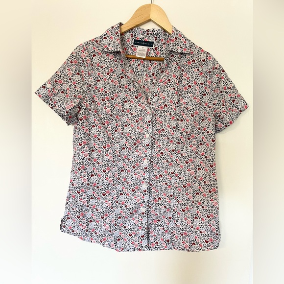 Adorable floral and butterfly print short sleeve button up blouse. - Picture 4 of 6